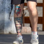 Тату парусник и осьминог в пиратской шляпе на ноге парня -Уличная тату-street tattoo-24052022-tatufoto.com 8