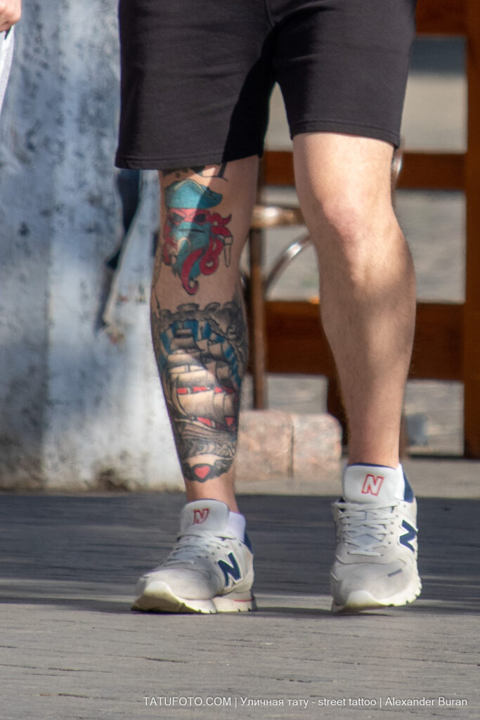 Тату парусник и осьминог в пиратской шляпе на ноге парня -Уличная тату-street tattoo-24052022-tatufoto.com 8