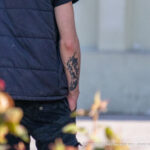 Тату перо на правом запястье парня -Уличная тату-street tattoo-24052022-tatufoto.com 1