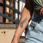 Тату перо павлина на правой руке девушки -Уличная тату-street tattoo-24052022-tatufoto.com 2