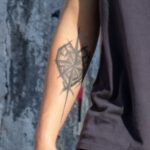 Тату роза ветров в сердце на правой руке молодого парня -Уличная тату-street tattoo-24052022-tatufoto.com 6
