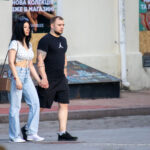 Тату с перьями и скрещенными мечами на руках парня -Уличная тату-street tattoo-tatufoto.com 1
