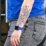 Тату с цветами внизу левой руки девушки -Уличная тату-street tattoo-24052022-tatufoto.com 2