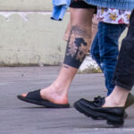 Тату силуэт леса и дата внизу ноги парня браслетом -Уличная тату-street tattoo-24052022-tatufoto.com 1