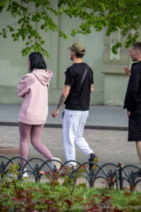 Фото тату на руке девушки: яркий японский стиль с изображением цветущей сакуры и традиционных элементов. Идеально для любителей восточной культуры.