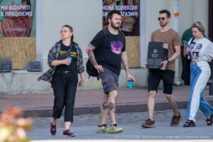 Фото тату: яркий рукав с японскими мотивами, дракон, волны, цветы, выполненный в традиционном японском стиле.