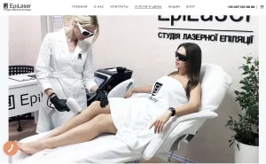 Фотография процесса лазерного удаления татуировки в современной студии. Косметолог проводит процедуру на теле клиентки.