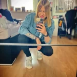 Фото тату на руке девушки: изображение цветов и листьев, выполненное в акварельном стиле. Нежный и романтичный рисунок татуировки в пастельных тонах.