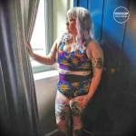 Фото тату солнца и луны на теле девушки. Татуировка выполнена в ярких цветах и имеет детализированную текстуру.