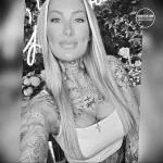 Фотография девушки с яркими татуировками на шее, плече и груди. Изображены цветы, геометрические узоры и надпись 'UNIQUE'.