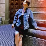 Фото татуировки розы на ноге, выполненной в стиле олдскул. Яркие цвета, четкие контуры и классический дизайн.