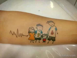Фото тату на руке: простая и милая татуировка в стиле doodle с изображением семьи, сердца и кардиограммы. Цветная татуировка с яркими линиями.