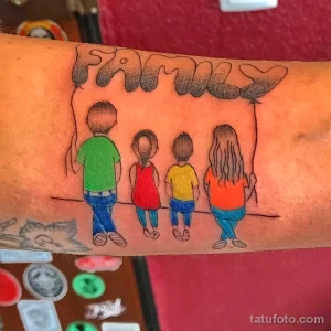 Фото тату на руке: изображение семьи из четырех человек под солнцем и облаками. Яркий и позитивный рисунок татуировки.