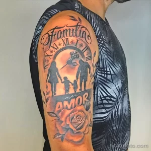 Фото тату на руке, изображающее семью, часы и розу, с надписью "Familia" и "Meu Amor".