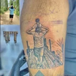 Фото тату на руке: реалистичный портрет отца, бегущего по полю, с надписью 'Majd'. Черно-серый рисунок татуировки в реалистичном стиле.