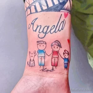 Фото тату на запястье с изображением стилизованной семьи и надписью "Angela". Минималистичный рисунок выполнен в нежных пастельных тонах.
