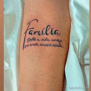 Фото тату на руке: надпись 'Familia Onde a vida começa eo amor nunca acaba...' на португальском языке. Простой, но значимый рисунок татуировки.