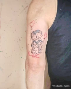 Фото тату с изображением семьи, держащей воздушные шары, и надписью 'LOVE'. Рисунок выполнен в цветном стиле, с использованием нежных оттенков. Татуировка на предплечье, символизирующая любовь и счастье.