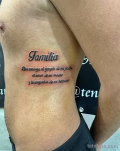 Фотография татуировки на руке с надписью "Familia" и фразой на испанском языке, выполненной красивым каллиграфическим шрифтом.