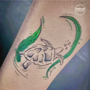 Фото минималистичной татуировки черепахи, выполненной в стиле line art. Тонкие линии и лаконичный дизайн.