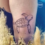 Фото тату черепахи, выполненной в технике dotwork с использованием только черных точек. Простой и элегантный рисунок татуировки на руке.