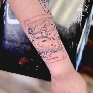 Фотография татуировки черепахи на руке, выполненной в стиле sketch. Изображение выглядит как набросок карандашом с добавлением текста и элементов.