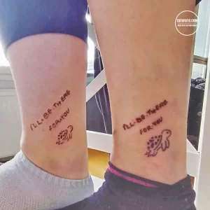 Фотография двух рук с парными татуировками. На каждой руке изображена надпись 'I'll be there for you' и маленький цветок.