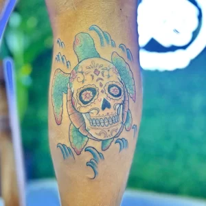 Фото тату: красочная татуировка черепахи в стиле sugar skull на ноге. Оригинальный и привлекательный рисунок с использованием ярких цветов.