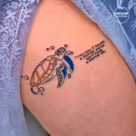 Фото тату: черно-белая татуировка морской черепахи с надписью "They say if become a better person you'll have a better life".