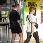 Фото тату на руке мужчины, рукав с рисунком, уличная фотография, стиль стрит-арт, татуировка вблизи.