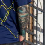 Цветная тату с глазом и оскалом волка на правой руке парня -Уличная тату-street tattoo-24052022-tatufoto.com 8