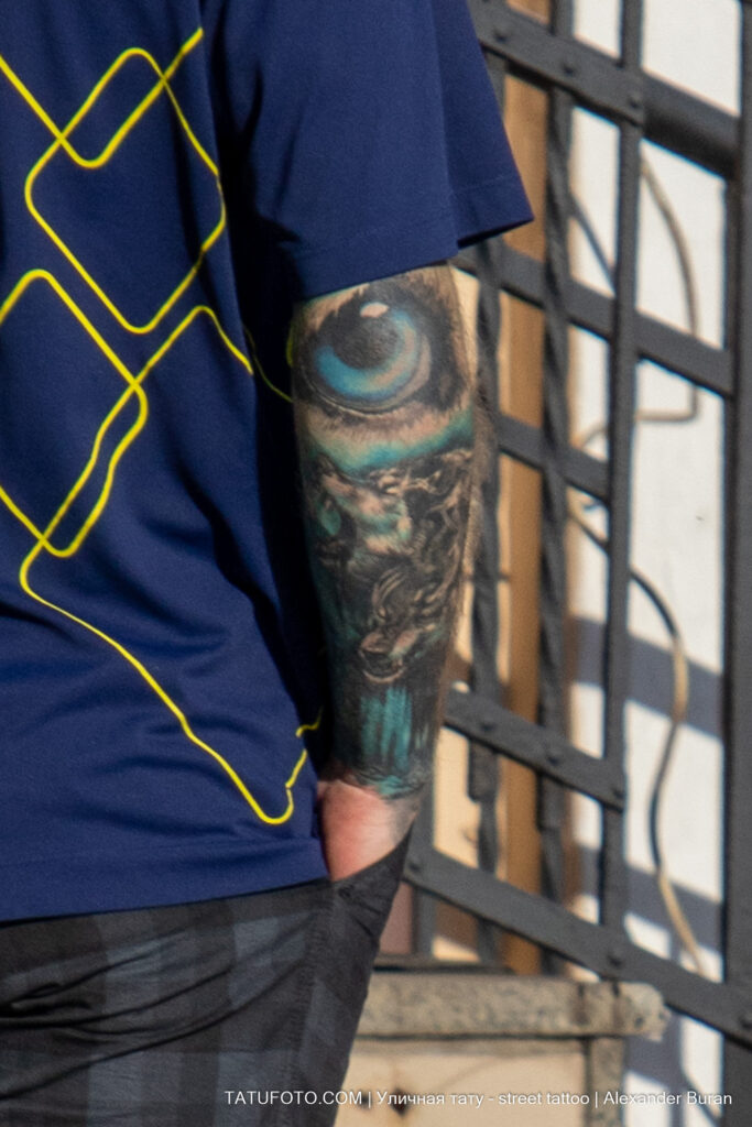 Цветная тату с глазом и оскалом волка на правой руке парня -Уличная тату-street tattoo-24052022-tatufoto.com 8