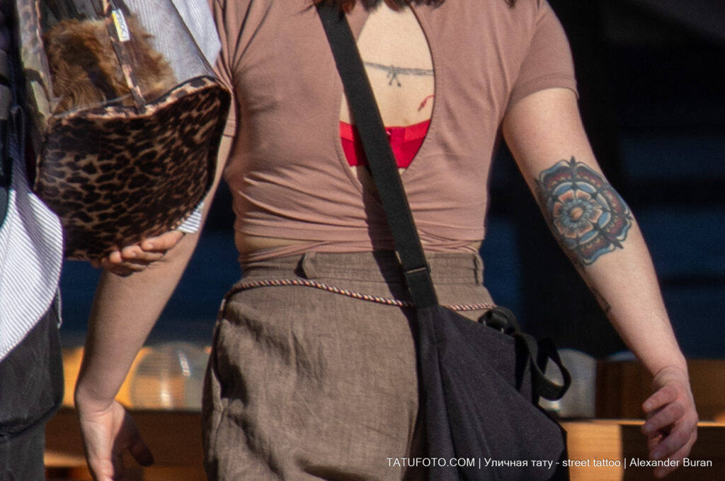 Цветная тату с мандалой на правом локте девушки -Уличная тату-street tattoo-tatufoto.com 4