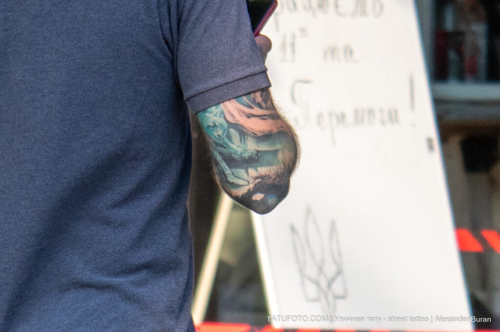 Цветная тату с оскалом волков на правой руке парня -Уличная тату-street tattoo-24052022-tatufoto.com 2