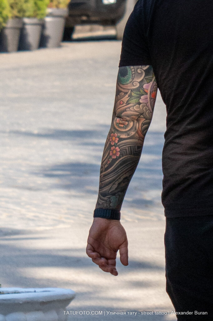 Цветной тату рукав в восточном стиле на левой руке мужчины -Уличная тату-street tattoo-tatufoto.com 6