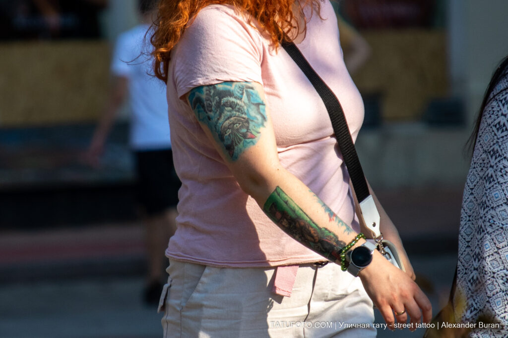 Цветные тату из Алисы в Стране Чудес на руках девушки -Уличная тату-street tattoo-tatufoto.com 7