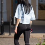 Черная тату с цветами на левой руке девушки -Уличная тату-street tattoo-24052022-tatufoto.com 2