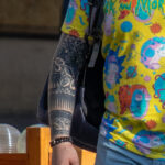 Черные тату узоры на правой руке парня -Уличная тату-street tattoo-24052022-tatufoto.com 4