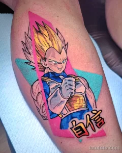 Фото тату Веджиты из Dragon Ball Z на бедре. Яркие цвета, динамичная поза, японская надпись. Идеальный эскиз тату для фанатов аниме.
