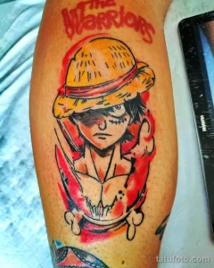 Фото татуировки персонажа Луффи из аниме One Piece на руке. Яркий и детализированный рисунок в стиле аниме.