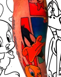 Фото тату: яркая и забавная татуировка с изображением персонажей Looney Tunes (Багз Банни, Даффи Дак, Твити) на руке.