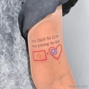 Фото тату на предплечье с надписью "too fast to live too young to die", звездой и сердцем. Простой дизайн, яркие цвета, позитивный посыл.