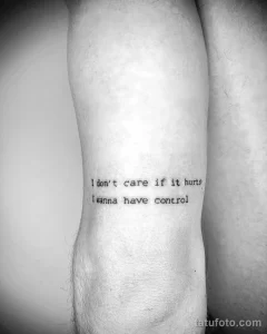 Фото тату: небольшая надпись "I don't care if it hurts, I wanna have control" на руке, выполненная тонким черным шрифтом. Символ силы воли и независимости.