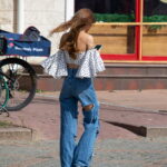 Девушка с татуировкой линиями на правом плече и руке56 - Уличная тату 22062022 №041 - tatufoto.com