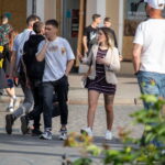 Девушка с татуировкой портретом Джонни Деппа из Пиратов Карибского моря на левом бедре - Уличная тату 22062022 №043 - tatufoto.com