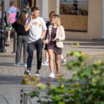 Девушка с татуировкой портретом Джонни Деппа из Пиратов Карибского моря на левом бедре04 - Уличная тату 22062022 №044 - tatufoto.com