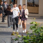 Девушка с татуировкой портретом Джонни Деппа из Пиратов Карибского моря на левом бедре06 - Уличная тату 22062022 №046 - tatufoto.com