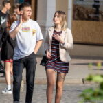 Девушка с татуировкой портретом Джонни Деппа из Пиратов Карибского моря на левом бедре07 - Уличная тату 22062022 №047 - tatufoto.com
