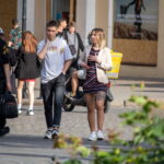 Девушка с татуировкой портретом Джонни Деппа из Пиратов Карибского моря на левом бедре10 - Уличная тату 22062022 №048 - tatufoto.com
