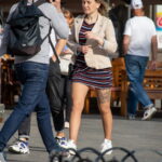 Девушка с татуировкой портретом Джонни Деппа из Пиратов Карибского моря на левом бедреmm - Уличная тату 22062022 №060 - tatufoto.com